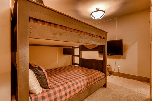 Lumber jack lodge: spacious ski-in/out home w/ hot tub, pool table, shuttle - Copper Mountain