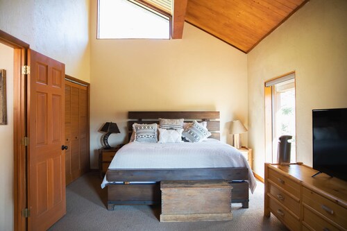 Gorgeous views and two decks! large open cabin, short walk to lodge - sleeps 14 - Sundance, UT