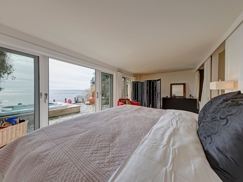 Gibsons oceanfront-designer's luxury 3 br home-beach, hot tub, walk into town - Gibsons