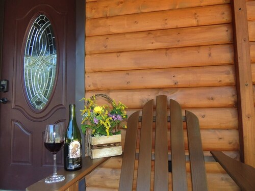 Rustic log cabin retreat, cayuga wine trail, dogs welcome, open year-round - Finger Lakes