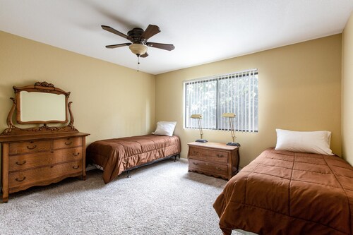 Perfect for the small group getaway or 2 families wanting to stay under one roof - Lake Elsinore