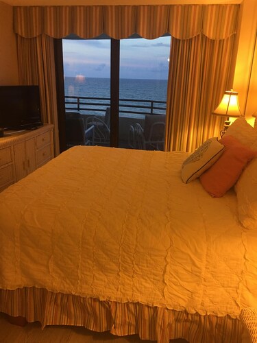 Spectacular direct ocean front 2b/2b condo -large private balcony, views galore! - Daytona Beach Shores, FL