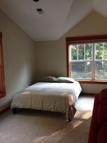 Pacific northwest retreat.  5 miles to downtown pdx. close to high tech - Beaverton, OR