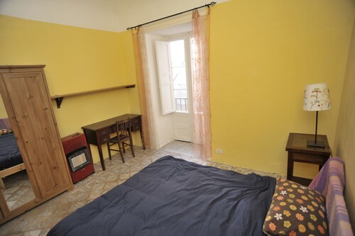 Bright and quiet appartment in an historical mansion with private garden. - Palermo