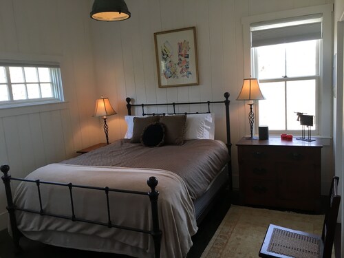 Sunny, large one bedroom - Massachusetts
