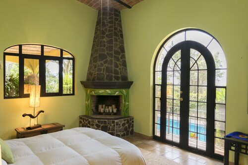 Family friendly, pet friendly walled villa with solar heated pool & free wifi. - Ajijic