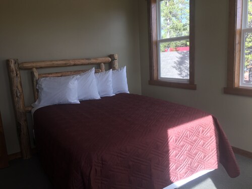 En ville, appartement de 3 chambres à l'ouest de yellowstone, à l'étage - West Yellowstone
