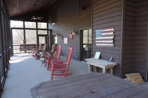 Secluded river front cabin, wi-fi,  coosawattee river resort screened in porch - Ellijay