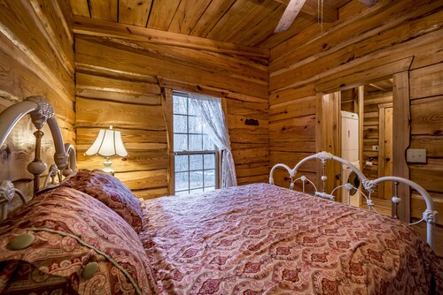 Beautiful triple-lofted lakeside cabin near downtown mentone sleeps 9 - Mentone, AL