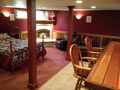 Large beautiful finished basement level cozy room. - Concord, NH