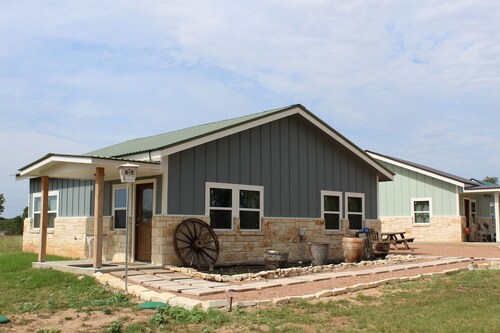 The hunter's lodge 2 bed 1 bath 5 mins from down town private & fully loaded - Fredericksburg, TX