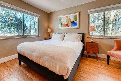3 bedrooms - gourmet kitchen - open floorplan - near red rocks & near downtown - Wheat Ridge