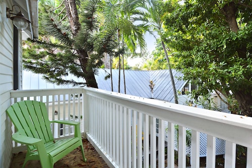 Tranquility - quaint cottage, shared pool + private bbq, downtown key west - Key West, FL