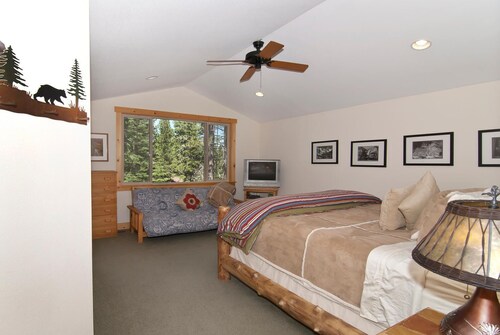 Indian hills at northstar resort - classic design, private hot tub, ski shuttle and wood fireplace - Truckee