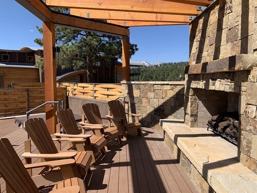 Townhome w/ huge views of long`s peak & the continental divide. 5-minute walk to downtown attractions.<br><br>longs peak & continental divide views. walk to town - Estes Park