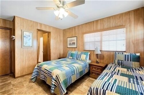 The miller home. four bedroom, four bath. private fishing pier. - Port Mansfield