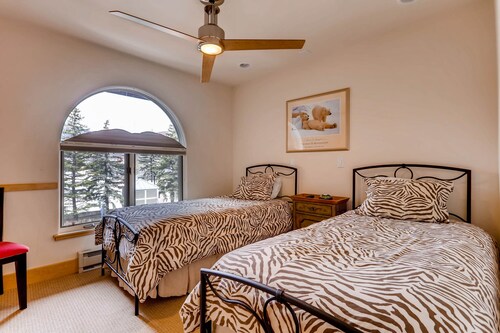 Spacious luxury condo in vail village. walk to covered bridge | tyrolean 5 - Vail