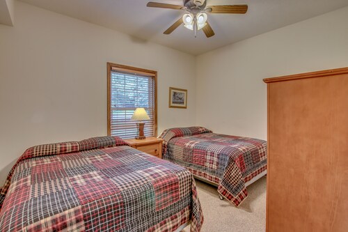 "horizon" a beautiful home with a lake view, large deck, hot tub, foosball - Towamensing Trails
