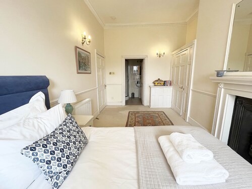 Parkview - spacious apartment overlooking the royal crescent - Bath
