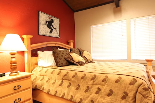Remodeled and upgraded; 1 mile from lifts, shuttle stops at our property - Mammoth Mountain