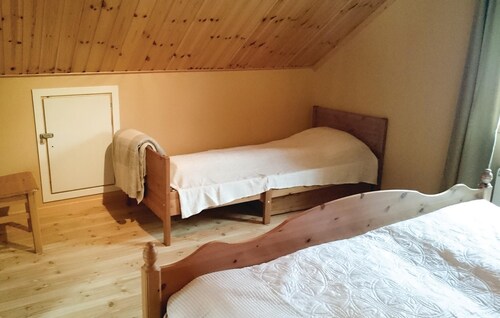 Beautiful home in fjällbacka with sauna, wifi and 4 bedrooms - Tanum
