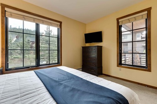 Ground level, end unit. pools & hot tub are open!!! free parking & wifi - Copper Mountain