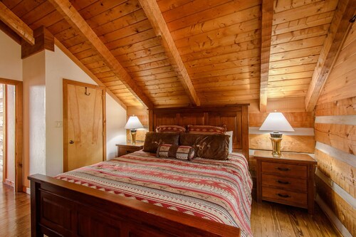 Mountain lodge, views, 3 living areas, hot tub, pool table, mill ridge club privileges - Beech Mountain