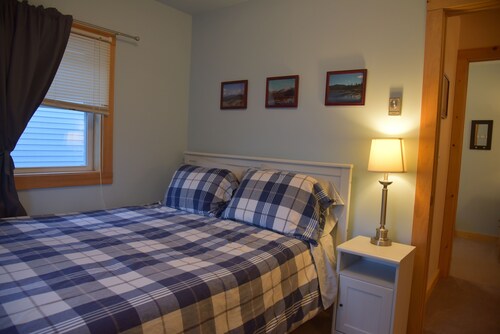 5 bedrooms 3 baths sleeps 10.  clean. comfortable. affordable. - Lake Placid, NY