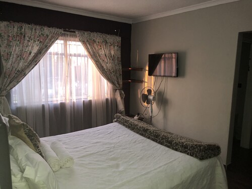 Harare borrowdale serviced elegant 3 guest house - Zimbabwe