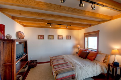 Cozy timber frame cabin with private hot tub and amazing views! - 