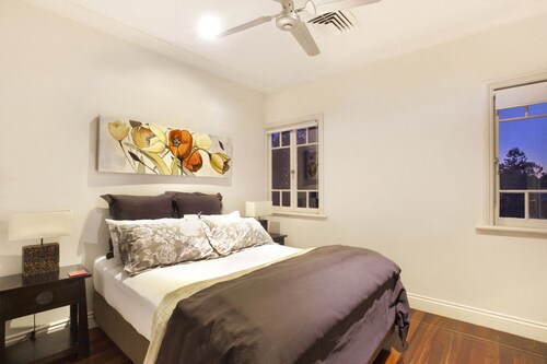 Lambert house lower level - close to the gabba, city and valley. two queen beds - Salisbury