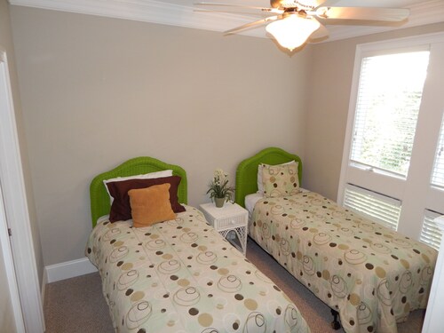 Fantastic 3 bedroom 2 1/2 just steps from the beach and heart of wrightsville - Carolina Beach