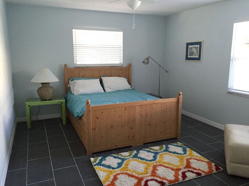Modern beach home! newly renovated and low fees! - Ponce Inlet