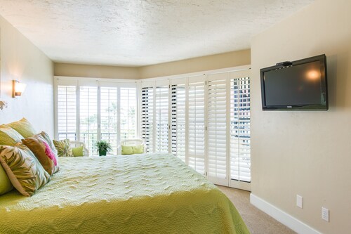 Beach front penthouse, rooftop deck for fab sunsets & 360 views, 2 min to beach - Sanibel Island