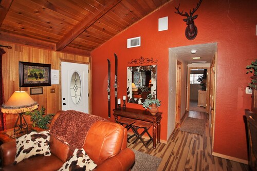 A short walk to the chairlift-foosball-bbq-wireless wifi -close to golf course - Snow Summit Ski Resort