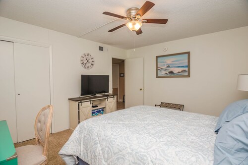 Spacious upgraded oceanfront 1br  with large den sleeps 6 flexible check-in days - Fenwick Island