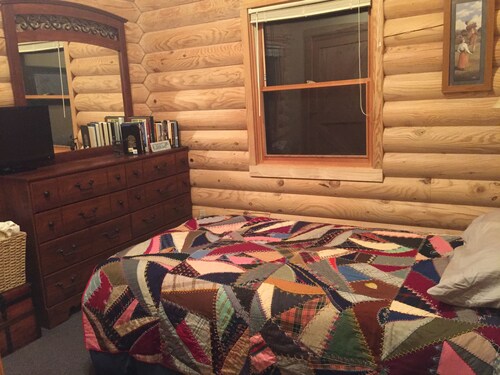 Cozy log cabin near sylvan beach! 2 night minimum. available may 1st - North Bay, NY