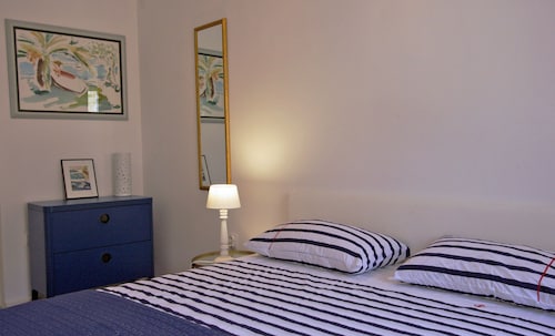Mooi appartement met een slaapkamer voor 3 op het belangrijkste stadsplein van hvar - Hvar