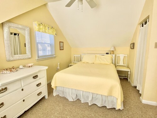 Cozy seashore cottage, located within walking distance to town and the beach - New Jersey