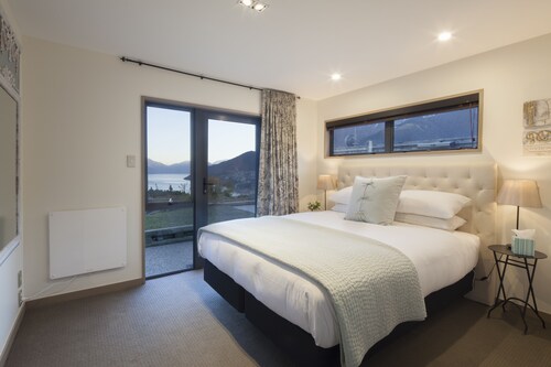 Amazing lake and mountain views - qtn hill, - Queenstown