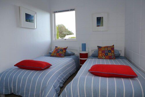 1970's inspired, sunny, modern apartment - Wellington