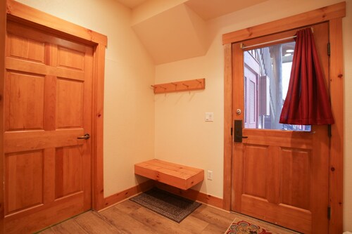 ** newly remodeled ** condo in the woods, on resort shuttle, close to river run! - Keystone, CO