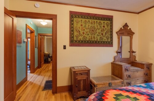 Downtown retreat in restored historic cottage with off-street parking - Missoula