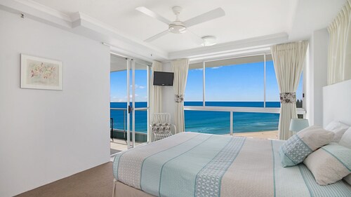 Ocean plaza unit 1469 right on coolangatta beachfront with free wi-fi - Tweed Heads