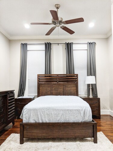 Highly sought cozy 2br modern house best location - Houston, TX