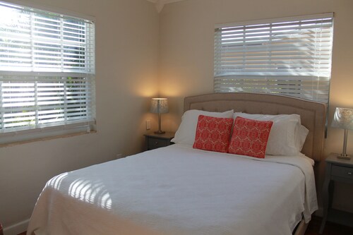 Key lime cottage with swimming pool located near beaches and downtown. - Palm Beach