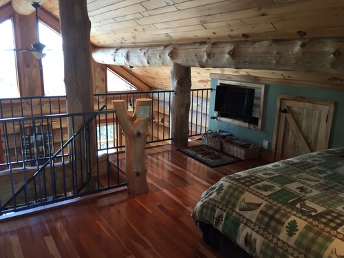 Beautiful log cabin, stunning lake superior & tettegouche view, private - Minnesota