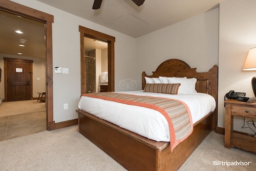 1 bedroom suite at the grand lodge on peak 7 ski in ski out.  sleeps 4. - Copper Mountain