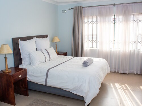 Maison entièrement meublée et sécurisée de quatre chambres - Harare
