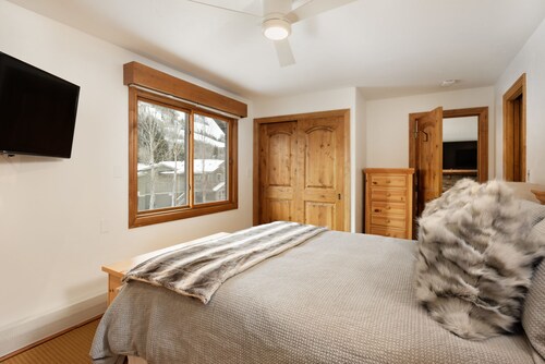Incredible Views In Open 2 Bedroom Condo In Aspen Core! Walk To Gondola. - Aspen